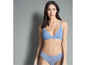 Frau trägt einen blauen Bralette und passende Unterhose.
