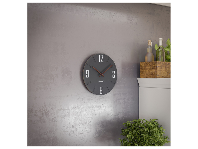 Eine graue Mebus Wanduhr in einer modernen Küche.