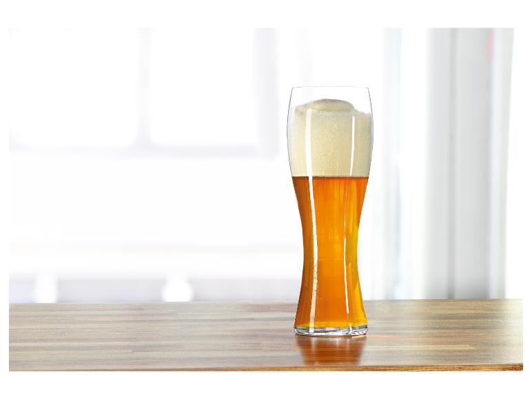 Ein Glas helles Bier auf einem Holztisch.