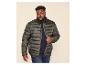 Mann in dunkelgrüner Steppjacke, marineblauem T-Shirt und blauen Jeans.