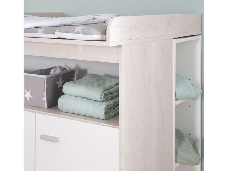 Eine Wickelkommode mit Wickelauflage, Schublade und offenen Fächern.