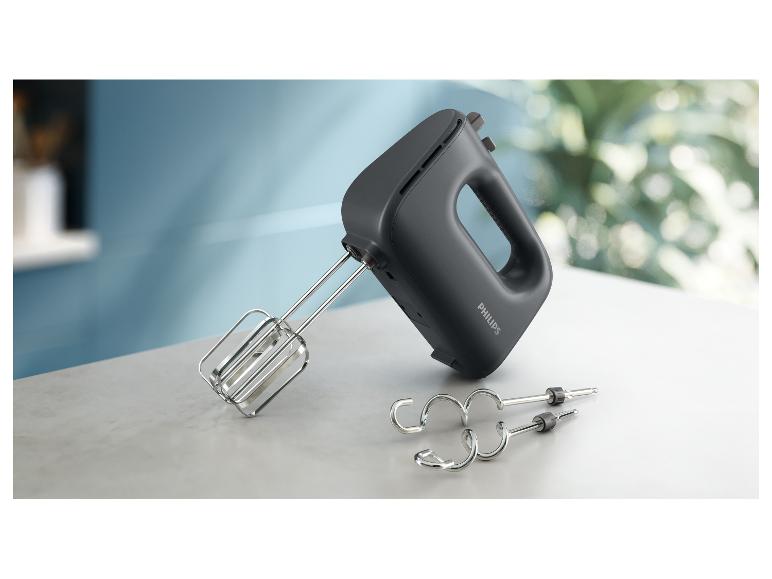 Schwarzer Philips Handmixer mit Rührbesen und Knethaken auf einem Tisch.