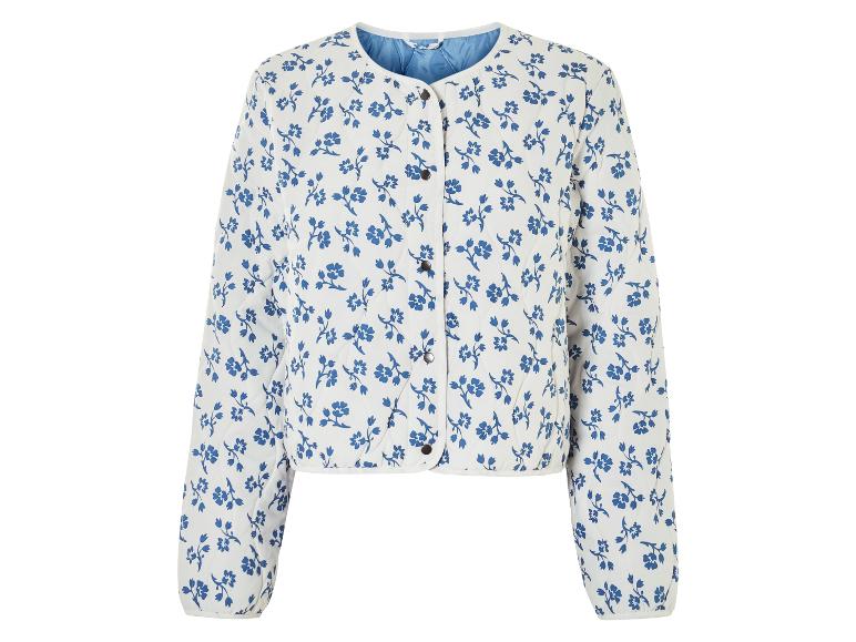 Eine weiße Jacke mit blauem Blumenmuster.