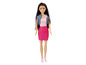 Eine Barbie-Puppe mit einem rosa Rock, einem gestreiften Shirt und einer Jeansjacke.