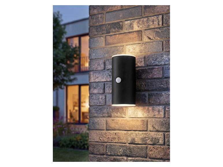 LIVARNO home LED-Außenwandleuchte mit Sensor an einer Backsteinwand.