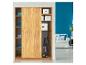 Holzkleiderschrank mit Schiebetüren, gefalteter Kleidung, Aufbewahrungsboxen und Stielstaubsauger.