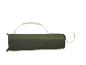 Dunkelgrüner zusammengerollter Schlafsack oder Matte in einer Tragetasche mit weißem Gurt