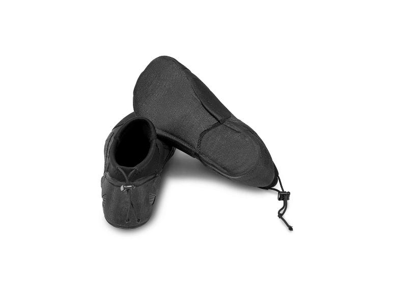 Schwarze Wasserschuhe mit Kordelzug, ein Paar von oben gesehen.