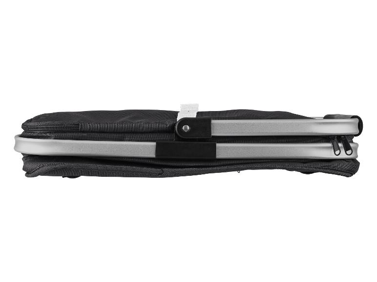 Faltbarer schwarzer Picknickkorb mit Aluminiumgriffen, Seitenansicht.