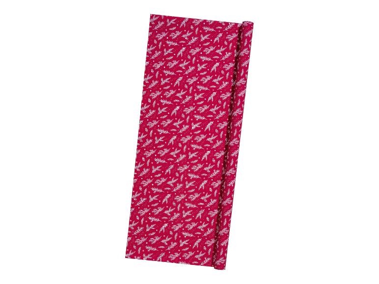 Rotes Geschenkpapier mit weißen Tannenzweigen und Tannenzapfen.