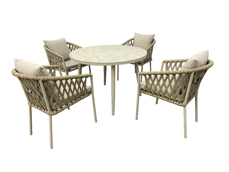 Gartenset mit rundem Tisch und vier Stühlen mit geflochtenen Rückenlehnen und Kissen.