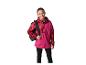 Lächelndes Mädchen in pink-roter Jacke mit schwarzem Rucksack.