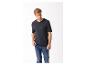 Mann in dunkelblauem T-Shirt mit Schriftzug und Jeans