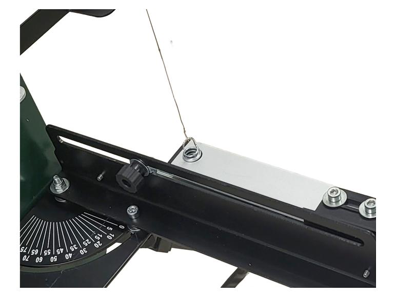 Detail eines Fliesenschneiders mit Winkelmesser und Schneidedraht.