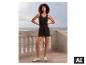 Eine Frau trägt ein ESMARA® schwarzes geripptes Top und Shorts. [KI-generiertes Bild]