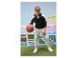 Teenager in grauer Sweathose und schwarzem Hoodie mit einem Basketball