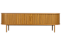 Holz-Sideboard mit Lamellentüren und abgerundeten Kanten, auf schlanken Beinen.