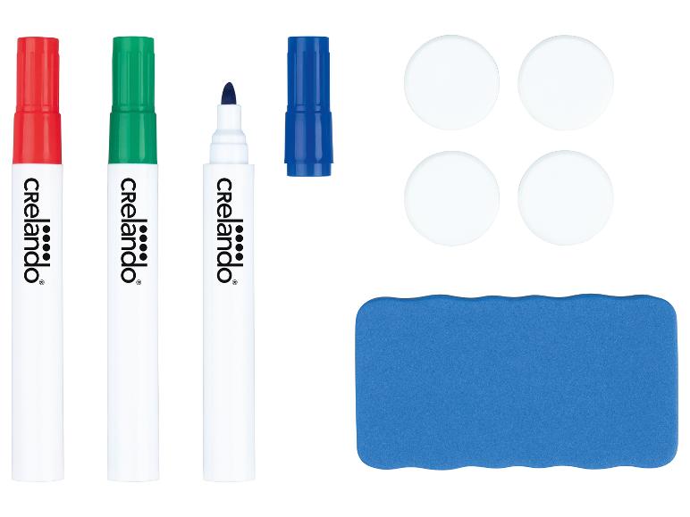 Rote, grüne und blaue Whiteboard-Marker mit Schwamm und Magneten.