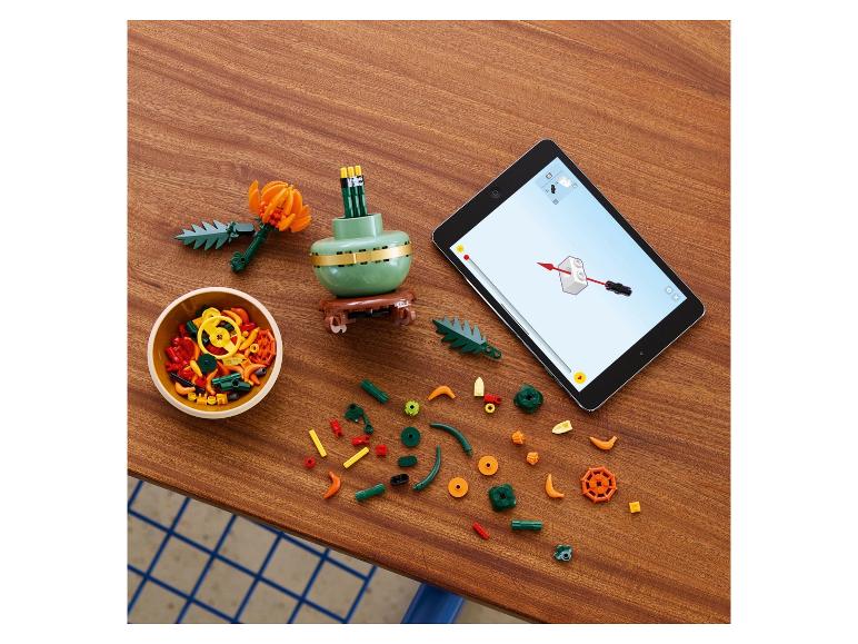 Bunte Bausteine und digitale Anleitung auf einem Tablet
