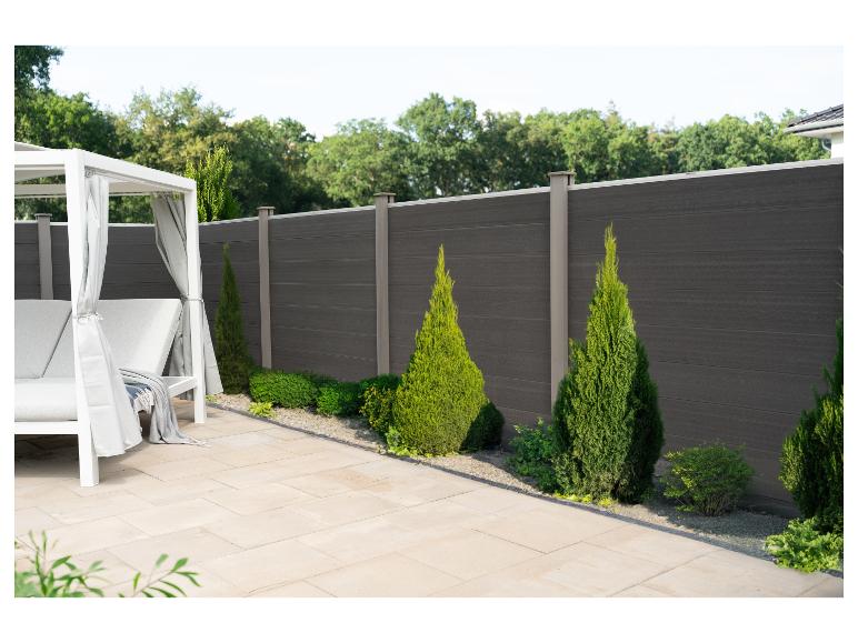 Weißer Gartenpavillon mit grauen Vorhängen und dunklem WPC-Zaun.