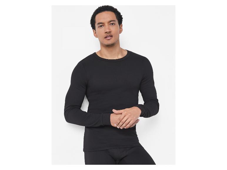 Mann in schwarzem Langarm-Thermo-Unterhemd und Unterhose