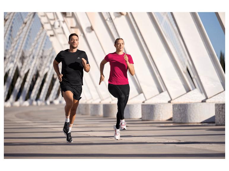 Zwei Personen in Sportkleidung joggen im Freien.