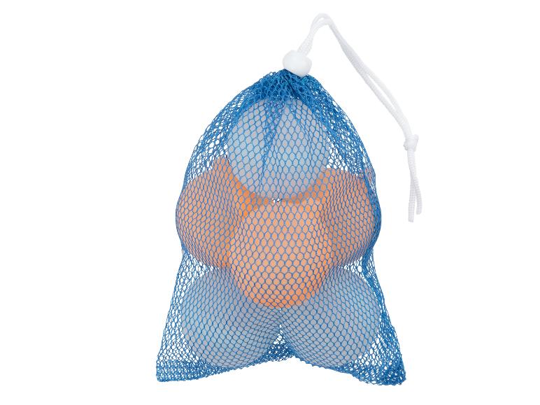 Blaue Netztasche mit weißen und orangefarbenen Tischtennisbällen