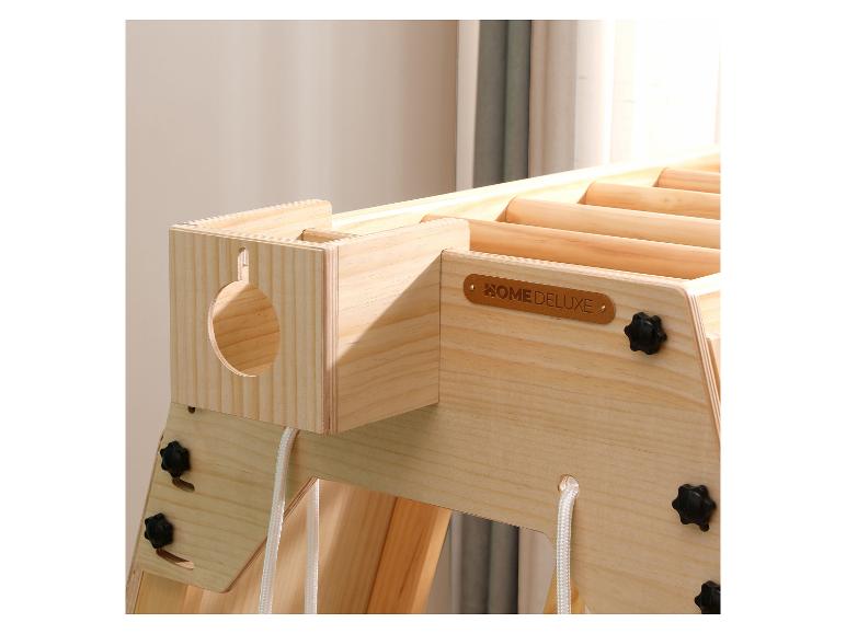 Detail einer hellen Holzspielstruktur mit dem 'HOME DELUXE'-Logo.