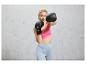 Frau in Sportkleidung boxt mit schwarzen Crivit Boxhandschuhen.
