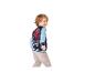 Junge in blauer Baseballjacke mit Spinnenaufdruck und grauer Jeans.