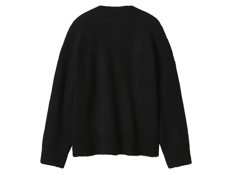Schwarzer Strickpullover mit langen Ärmeln und Rundhalsausschnitt.
