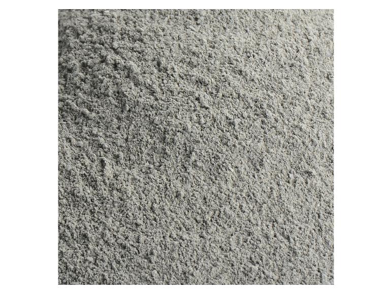 Nahaufnahme von grauem, feinkörnigem Pulver, wahrscheinlich Zement oder Sand.