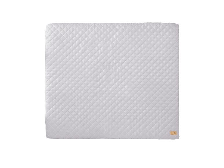 Weiße Steppdecke mit Rautenmuster und roba-Etikett