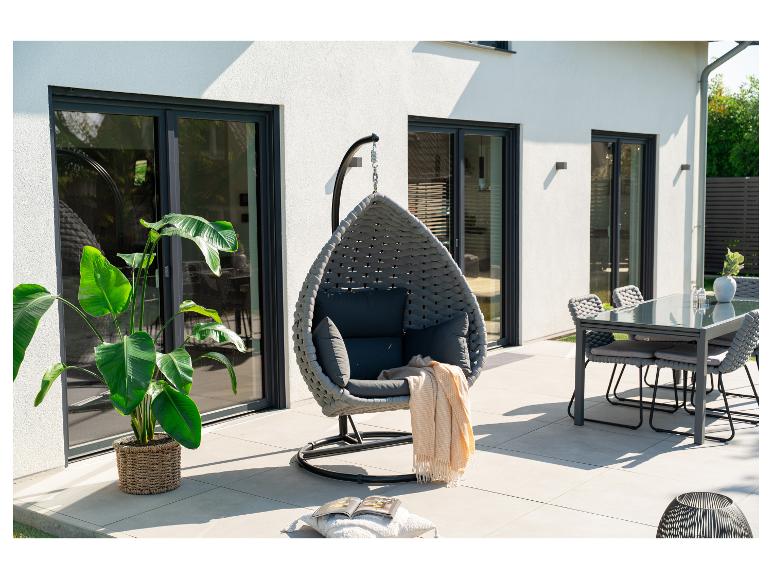 Moderne Terrasse mit Hängesessel, Essgarnitur und großer Topfpflanze.