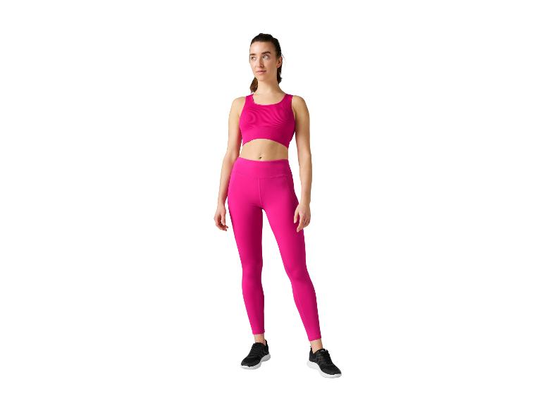 Frau in rosa Sportleggings und Top.