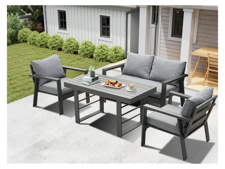Graue Outdoor-Möbelgarnitur mit Sofa, zwei Sesseln und einem Tisch auf einer Terrasse.