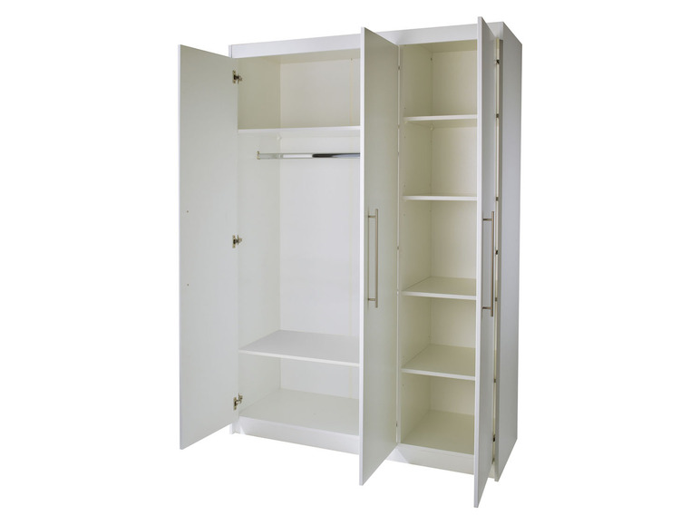 Ein weißer Kleiderschrank mit drei Türen, Regalen und einer Kleiderstange.