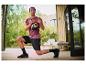 Mann macht Ausfallschritte mit einer Kettlebell im CRIVIT Herren-Funktionsshirt.