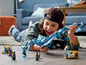 Ein Kind spielt mit einem LEGO Ninjago Eisdrachen und Minifiguren.