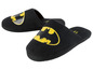Zwei Paar schwarze Hausschuhe mit Batman-Logo.