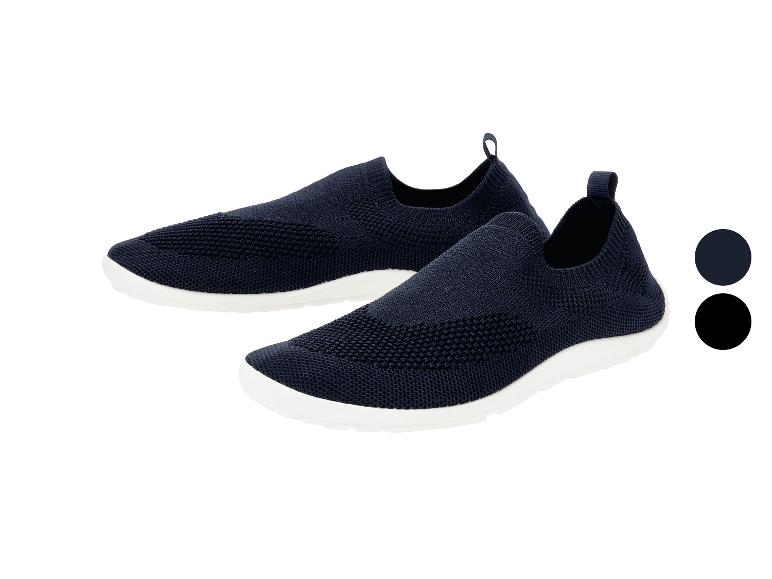 Blaue Slip-on-Schuhe mit weißen Sohlen und Farbmustern.