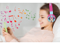 Mädchen mit Kopfhörern und Telefon, umgeben von Musiknoten.