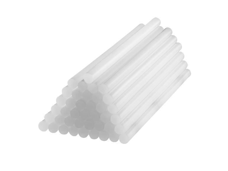 Ein Stapel Klebesticks für eine Heißklebepistole.
