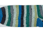 Nahaufnahme einer mehrfarbigen gestreiften Stricksohle in Blau, Grün, Grau und Weiß.
