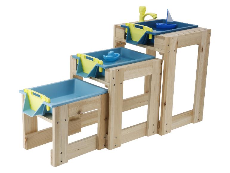 Dreistufiger Wasser-Spieltisch aus Holz mit blauen Wannen und gelben Rutschen