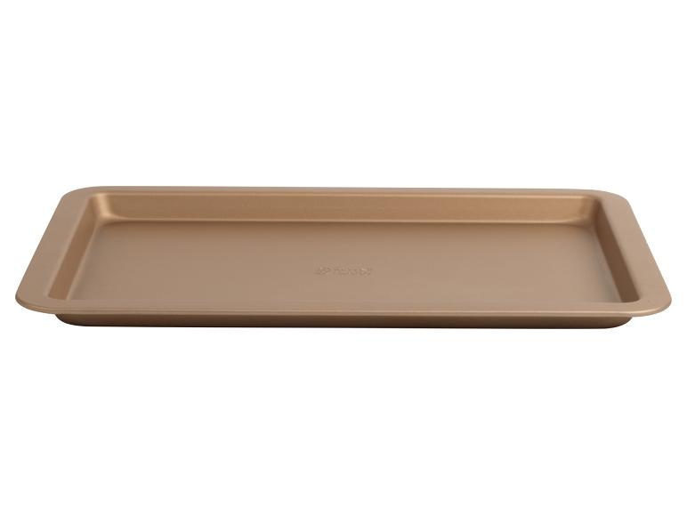 Ein goldfarbenes Backblech der Marke Nordic Ware.