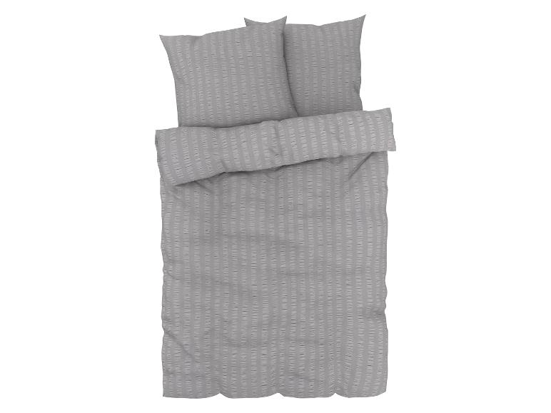 Graue Bettwäsche mit vertikalen Streifen, inklusive Spannbettlaken, Bettbezug und zwei Kissenbezüge.