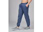 Herren-Jogginghose in Blau mit grauen Sneakern.