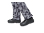 Graue gemusterte Hose und schwarze Schuhe.