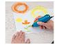 Eine Person zeichnet mit einem 3D-Druckstift eine Blume und Sonne auf Papier.